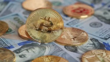 Şifreli para birimi Altın Bitcoin ve 100 dolarlık banknotlar halinde Amerikan doları. Engelleme teknolojisi, bitcoin madencilik konsepti. 4K UHD