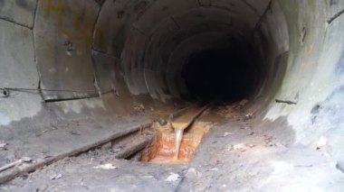 Yeraltı nehri yuvarlak beton kanalizasyon tünelinde akıyor, kanalizasyon tahsildarı
