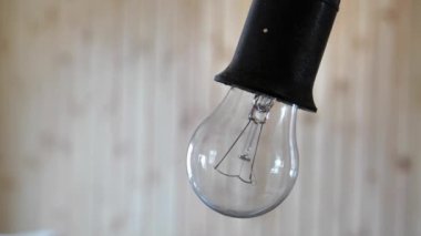 Boş odada siyah lamba tabanlı elektrik akımlı lamba.
