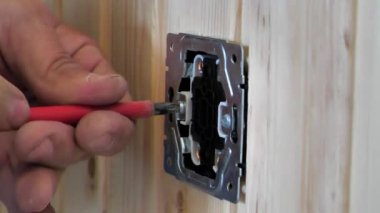 Elektrikçi elektrik prizi takar, kapatır