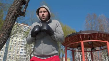 Boks eldivenli boksör, dışarıda antrenman, gölge boksu.