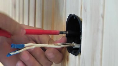 Elektrikçi elektrik prizi takar, kapatır