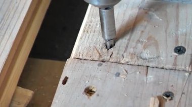 Joiner vidayı söker, kapatır. Daha hızlı sürüş makineli marangoz.