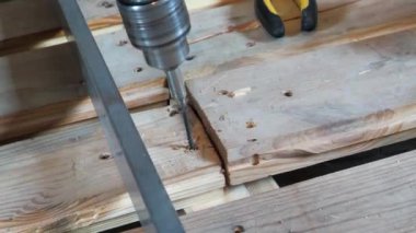 Joiner vidayı sıkıyor. Daha hızlı sürüş makineli marangoz.