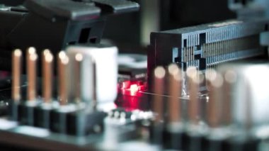 Elektronik bileşenli mikro devre çipi. Mikro devre, rezistanslar ve çipler. Devre kartındaki çipler ve direnişçiler kapanıyor. Elektronik devre kartı, makro lens kapat