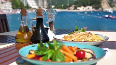 Deniz manzaralı bir restoranda nefis bir öğle yemeği.