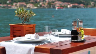 Deniz manzaralı bir restoranda masa. Adriyatik Denizi Kotor Körfezi, Karadağ