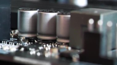 Elektronik bileşenli mikro devre çipi. Mikro devre, rezistanslar ve çipler. Devre kartındaki çipler ve direnişçiler kapanıyor. Elektronik devre kartı, makro lens kapat