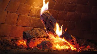 Slow Motion odun ocağı yanıyor. Pizza, ekmek ve diğer yemekleri hazırlamak için bir restoranda odun fırını.
