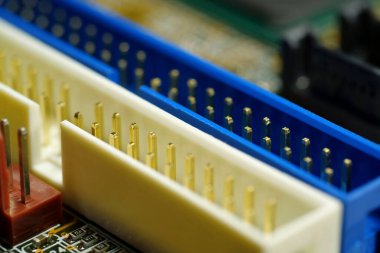 Elektronik bileşenleri, dirençleri, bağlantı terminalleri 53 olan bilgisayar mikro devresi