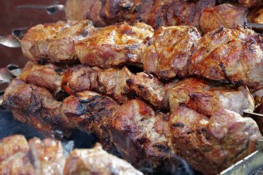 Lezzetli sıcak kebaplar. Şiş kebap ızgarada kızarır. Et, mangalda sıcak kömürde pişirilir.