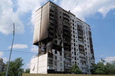 Gaz sızıntısı ve patlama sonucu birkaç apartman dairesi yıkıldı.