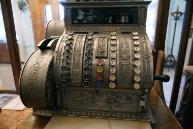 Eczanedeki eski makine kasası. Antika yazar kasa