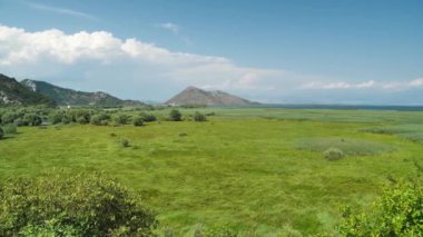 Güney Avrupa 'nın en büyük gölü olan Şkodra Gölü, aynı zamanda Scutari Gölü veya Şkodra Gölü olarak da bilinen Virpazar kenti yakınlarındaki Skadar Gölü, Arnavutluk ve Karadağ sınırında yer alıyor.
