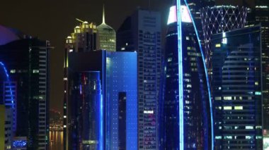 Katar, DOHA, 20 Mart 2018: 4 K gece şehri Doha 'daki finans merkezinin zaman çizelgesi - Katar, Basra Körfezi, Arap Yarımadası, Orta Doğu