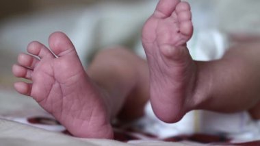 Üç haftalık neonatal bebeğin komik ayakları. Yeni doğan bebeğin ayakları