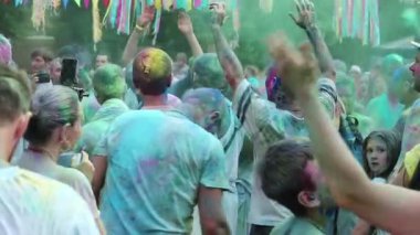 UKRAINE, KIEV, 28 Temmuz 2018: İnsanlar Holi - Hindu geleneksel festivali, ayrıca renkler ve aşk festivali olarak da bilinir.