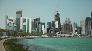 Katar, Doha, 20 Mart 2018: Corniche setin finansal bölgesinde, Doha Körfezi, Katar, Basra Körfezi, Arap Yarımadası'nda, Orta Doğu