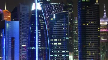 Katar, DOHA, 20 Mart 2018: 4 K gece şehir manzarası Doha 'daki finans merkezi - Katar, Batı Körfezi, Basra Körfezi, Arap Yarımadası, Orta Doğu