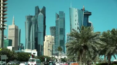 Katar, DOHA, 20 Mart 2018: Corniche Yolu 'ndaki trafiğin zamanlaması 4K, Doha' daki finans merkezi - Katar, Basra Körfezi, Arap Yarımadası, Orta Doğu