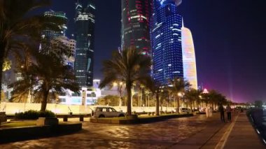 Katar, DOHA, 20 Mart 2018: 4 K gece Doha 'daki Corniche setinin zamanlaması - Katar' ın başkenti ve en kalabalık şehri, Batı Körfezi, Basra Körfezi, Arap Yarımadası, Orta Doğu