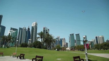 Katar, DOHA, 20 Mart 2018: Doha şehri üzerinde uçan uçak, Katar. Doha 'daki, Katar' daki, Basra Körfezi 'ndeki, Arap Yarımadası' ndaki gökdelenlere bak. Doha - Katar 'ın başkenti ve en kalabalık şehri