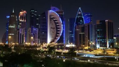 Katar, DOHA, 20 Mart 2018: gece Doha finans bölgesi, Katar. Doha, West Bay, Basra Körfezi, Arap Yarımadası, Orta Doğu 'daki Corniche yolu