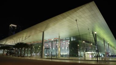 Katar, DOHA, 20 Mart 2018: Doha Sergi ve Kongre Merkezi, Katar, Batı Körfezi, Basra Körfezi, Arap Yarımadası, Orta Doğu 'nun UHD 4K gece zaman çizelgesi