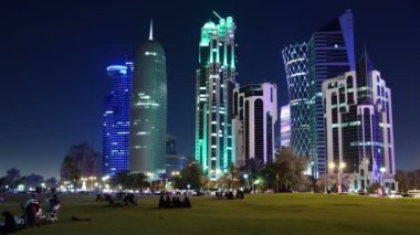 Katar, DOHA, 20 Mart 2018: Doha 'daki finans merkezinin UHD 4K gece zaman çizelgesi - Katar, Basra Körfezi, Arap Yarımadası, Orta Doğu