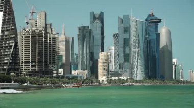 Katar, Doha, 20 Mart 2018: Corniche setin finansal bölgesinde, Doha Körfezi, Katar, Basra Körfezi, Arap Yarımadası'nda, Orta Doğu
