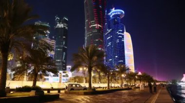 Katar, DOHA, 20 Mart 2018: 4 K gece Doha 'daki Corniche setinin zamanlaması - Katar' ın başkenti ve en kalabalık şehri, Batı Körfezi, Basra Körfezi, Arap Yarımadası, Orta Doğu