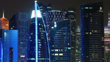 Katar, DOHA, 20 Mart 2018: 4 K gece manzarası Doha 'daki finans merkezinin zamanlaması - Katar, Batı Körfezi, Basra Körfezi, Arap Yarımadası, Orta Doğu