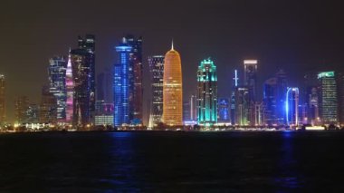 Katar, DOHA, 20 Mart 2018: Doha 'daki finans merkezinin gece zaman çizelgesi - Katar' ın başkenti ve en kalabalık şehri. Doha 'daki Corniche Yolu, Basra Körfezi, Arap Yarımadası, Orta Doğu