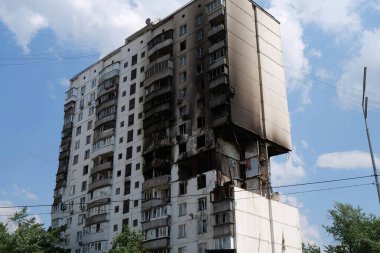Gaz sızıntısı ve patlama sonucu birkaç apartman dairesi ve duvar yıkıldı.