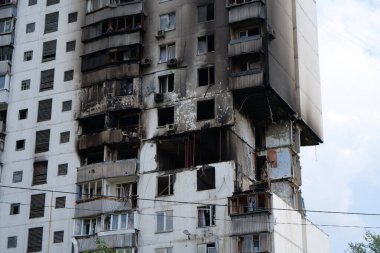 Gaz sızıntısı ve patlama sonucu birkaç apartman dairesi yıkıldı.