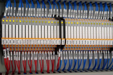Terminal blokları elektrik dolabında. Endüstriyel elektrik donanımı ve elektrik tesisatı. Elektrik bağlantısı için terminal blokları, sayı etiketi ekipmanlı bir montajda elektrik paneli