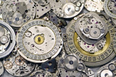 Saat mekanizması ayrıntıları ve parçalar, makro çekimler. Vitesi ve dişlisi olan eski mekanik saatler. Saat ya da saat mekanizması, yakın çekim. Zaman veya onarım konsepti 11+