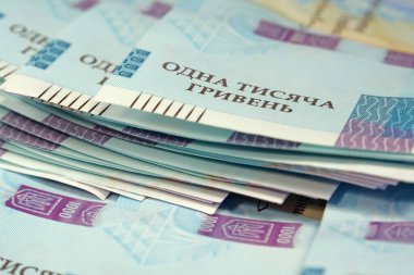 Banknotlar 1000 Hryvnia. Mavi sarı renkli gerçek Ukrayna kağıt parası. Bir mezhebe ait Ukrayna banknotları