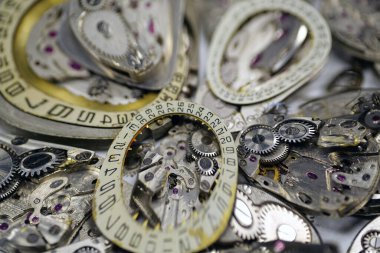 Saat mekanizması ayrıntıları ve parçalar, makro çekimler. Vitesi ve dişlisi olan eski mekanik saatler. Saat ya da saat mekanizması, yakın çekim. Boşluk 4 'ün eğriliği