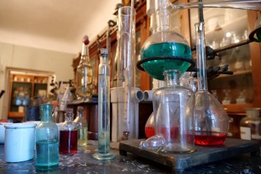 Eski eczane laboratuarında kimya şişeleri, şişeler ve sıvılarla dolu şişeler.