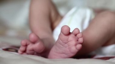 Yeni doğmuş bebeğin ayakları. Üç haftalık neonatal 'ın komik ayakları.
