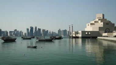 Doha 'daki İslam Sanatları Müzesi' nin yakınında, Katar, Basra Körfezi, Arap Yarımadası, Orta Doğu 'nun başkenti ve en kalabalık şehri. Dhow - geleneksel ahşap Katar teknesi. Arkaplanda finans merkezi
