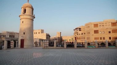 Souq Waqif 'teki cami yakınlarındaki minare veya Doha' daki doğu pazarı - Katar, Basra Körfezi, Arap Yarımadası, Orta Doğu 'nun başkenti ve en kalabalık şehri