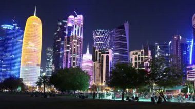 Katar, DOHA, 20 Mart 2018: Doha 'nın finans bölgesindeki gökdelenler yakınındaki halk parkı - Katar' ın başkenti ve en kalabalık şehri, Corniche yolu, Basra Körfezi, Arap Yarımadası, Ortadoğu