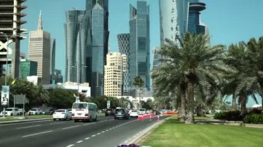 Katar, DOHA, 20 Mart 2018: Doha 'nın finans bölgesindeki Corniche yolunda trafik - Katar' ın başkenti ve en kalabalık şehri, Batı Körfezi, Basra Körfezi, Arap Yarımadası, Orta Doğu