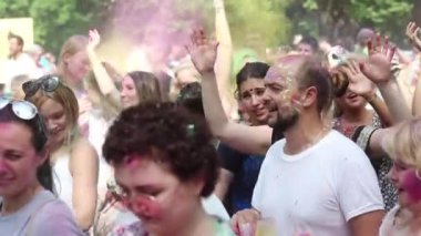 UKRAINE, KIEV, 28 Temmuz 2018: İnsanlar Holi - Hindu geleneksel festivali, ayrıca renkler ve aşk festivali olarak da bilinir.