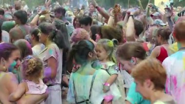 UKRAINE, KIEV, 28 Temmuz 2018: İnsanlar Holi - Hindu geleneksel festivali, ayrıca renkler ve aşk festivali olarak da bilinir.