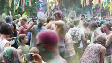 UKRAINE, KIEV, 28 Temmuz 2018: İnsanlar Holi - Hindu geleneksel festivali, ayrıca renkler ve aşk festivali olarak da bilinir.