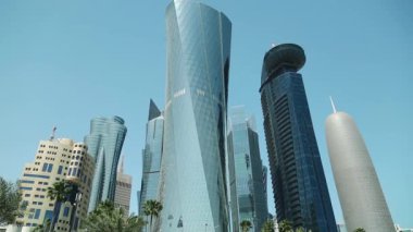 Katar, DOHA, 20 Mart 2018: Doha 'daki finans merkezinde yol trafiği - Katar' ın başkenti ve en kalabalık şehri. Doha, Katar, Basra Körfezi, Arap Yarımadası 'ndaki Corniche yolu ve gökdelenleri