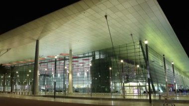 Katar, DOHA, 20 Mart 2018: Doha Sergi ve Kongre Merkezi, Katar, Batı Körfezi, Basra Körfezi, Arap Yarımadası, Orta Doğu 'nun UHD 4K gece zaman çizelgesi